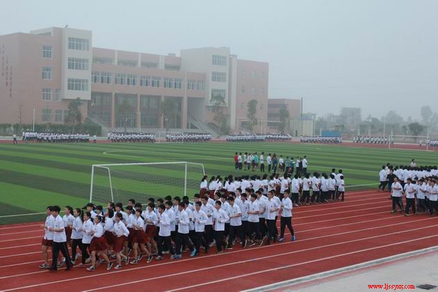 3月2日,开学的第二天早晨,我校初中学部,高中学部学生齐聚运动